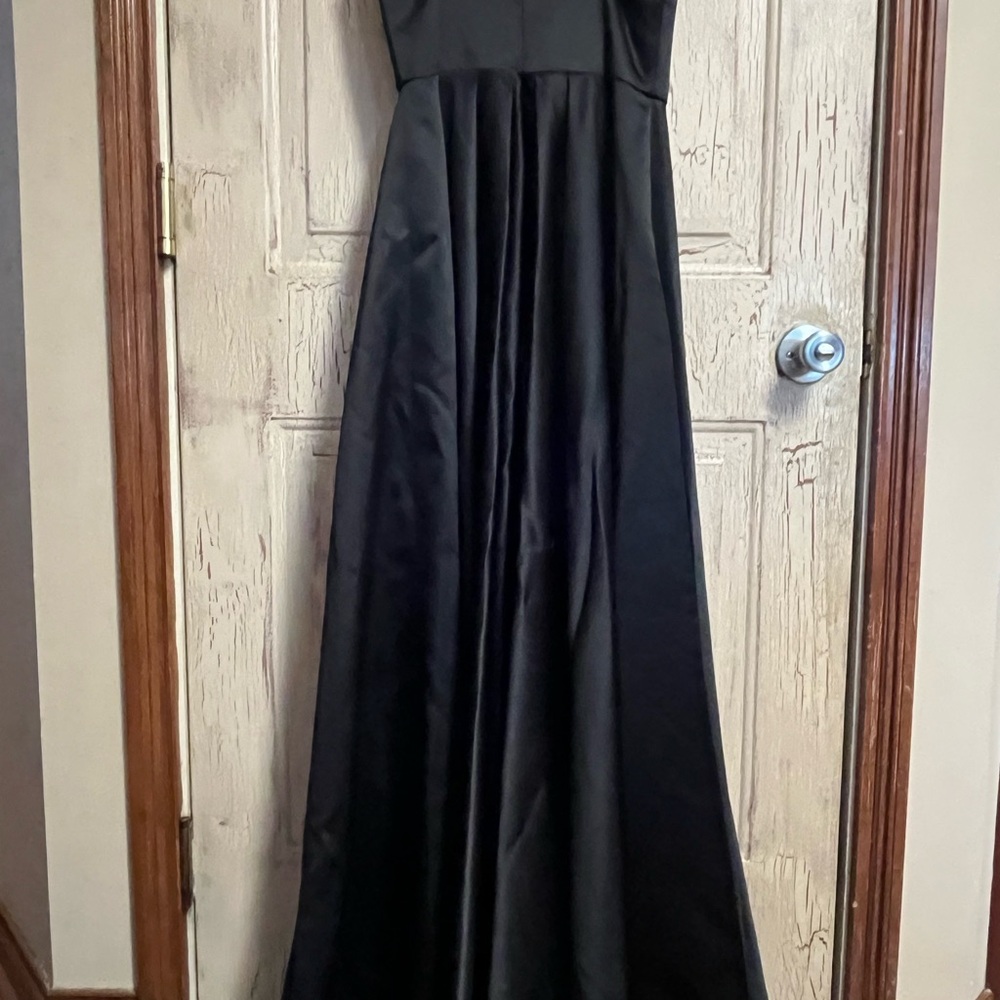Elegant Black Formal Dress - Picture 3 of 8
